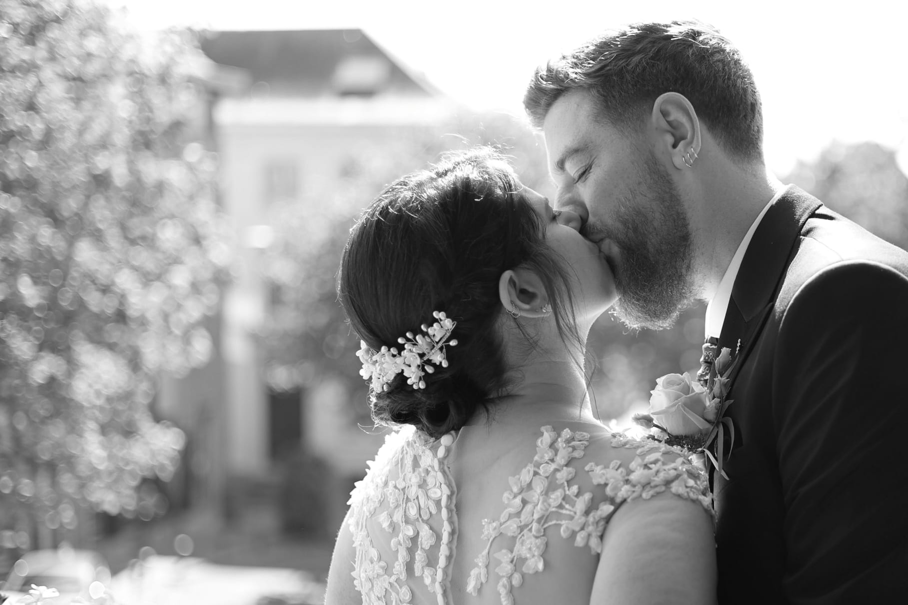 Vue arrière intime de la mariée, détail coiffure et robe